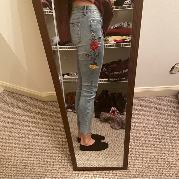 super cute & embroidered jeans - Picture 6 of 7